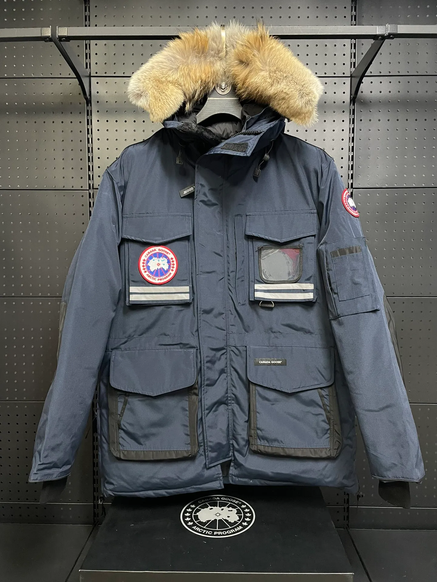 P1060 CANADA GOOES 🇨🇦ⒿⓅⓈ manufactures 10 models of snow curse men and women couples. Factory direct supply: supplying global purchasing agents, micro-business, entities, Tmall, high-end stalls and studio cooperation, free shipping! There are 10 types of Canada Goose Snow Mantra parkas for men and women, the Rolls-Royce of down jackets. ➖ Industry-leading anti-counterfeiting chip sensing. ➖ Imported Behringer embroidery machines and customized embroidery labels, the highest level and industry leading. ➖ Imported Korean 21-count polyester-cotton blended original fabric, TC85 waterproof coated fabric, water-repellent, windproof and wear-resistant. ➖ The new national standard 90 white duck down has an average down filling of 300 grams. The amount of down filling is industry-leading. ➖ 100% nylon lining with double double-layer sealing design to prevent velvet running, and seamless thread design on the cuffs! ➖ Yoshida YKK provides original factory-customized electroplated sliders. YKK two-way lockable zippers are tight and smooth and do not peel off paint. ➖ 3M composite Velcro is durable and the accessories and hardware are all custom-made. Note: Our copywriting is only simple and clear. Instead of bragging about the copywriting, it is better to compare and understand with samples. Only for the purest goose, the most dedicated, the most professional, the highest quality, the highest cost performance! SIZE:XS-XXL [with size chart]